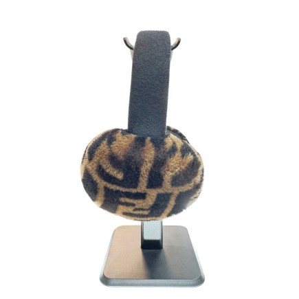 Cache oreilles Fendi.