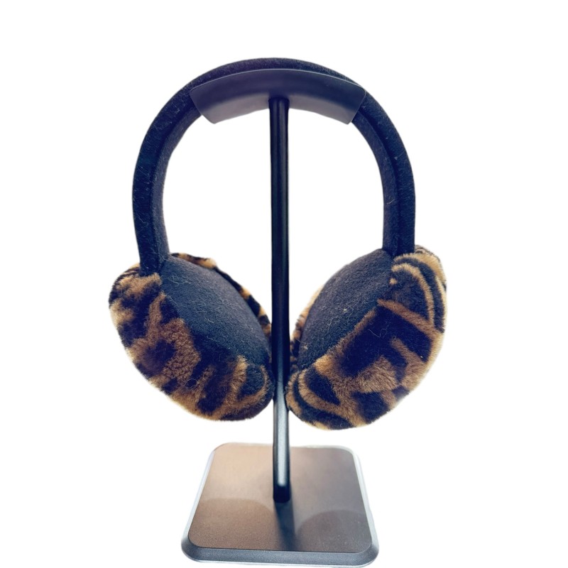 Cache oreilles Fendi. Cache oreilles Fendi.