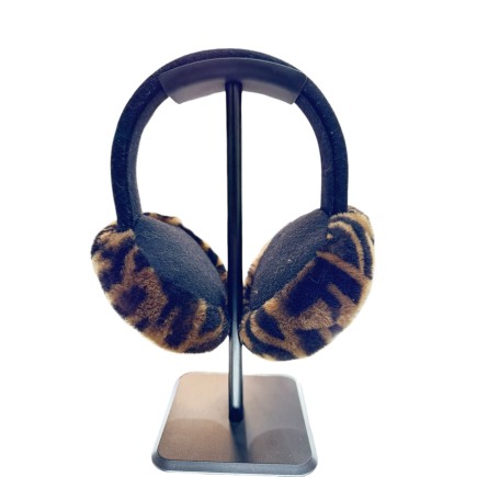 Cache oreilles Fendi.