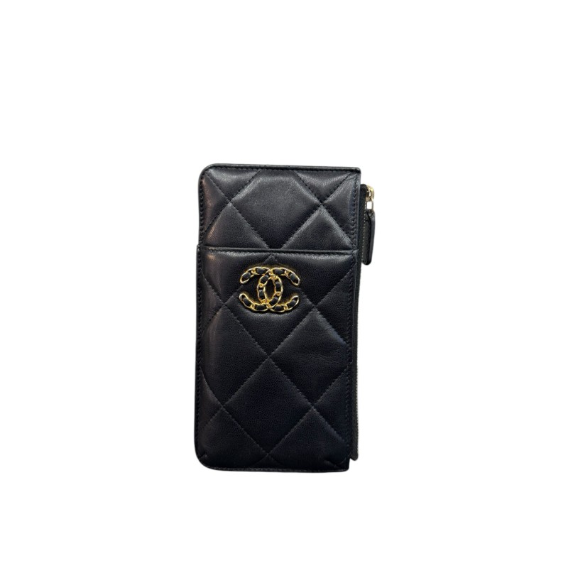Chanel 19, porte carte et téléphone. Chanel 19, porte carte et téléphone.