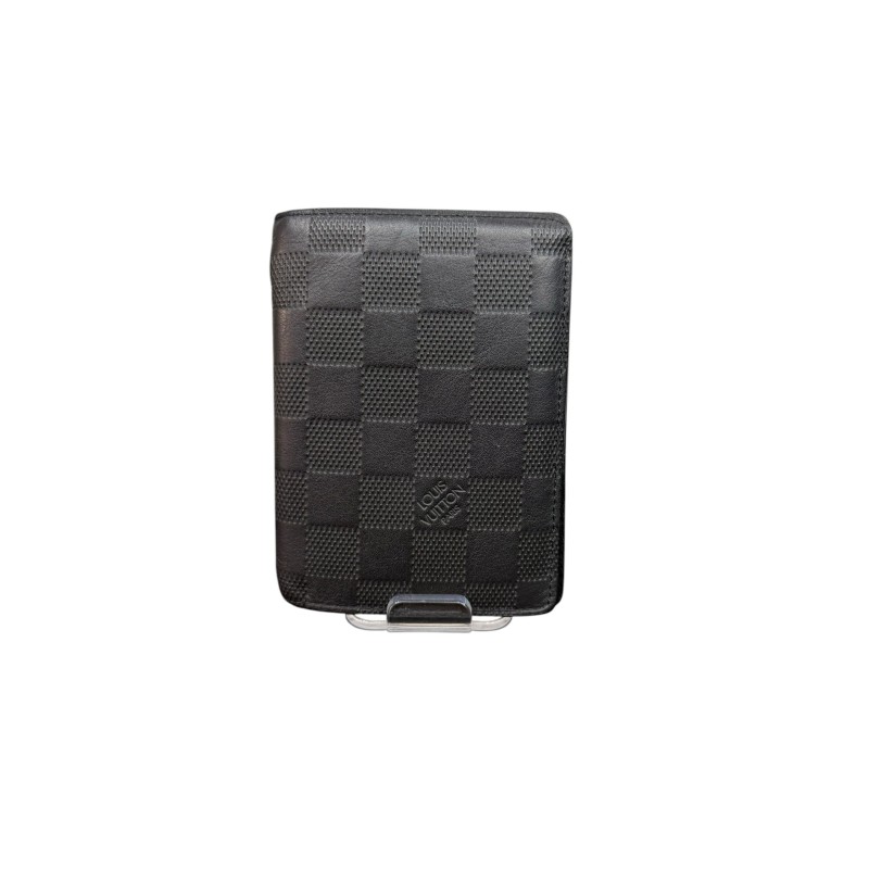 Porte cartes Louis Vuitton en cuir. Porte cartes Louis Vuitton en cuir.
