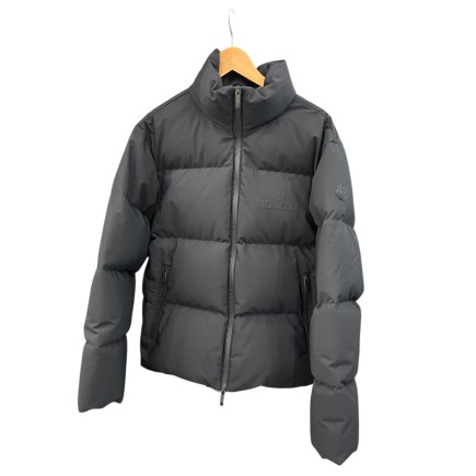 Doudoune Moncler taille M, état neuf, collection 2025.