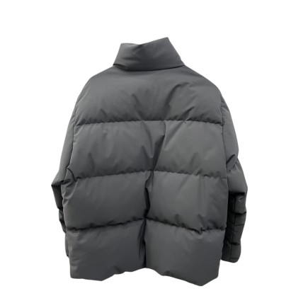 Doudoune Moncler taille M, état neuf, collection 2025.